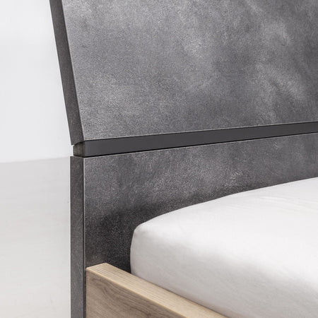 Letto moderno matrimoniale "Lafabrica" struttura in legno rovere e nero con spalliera