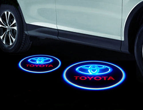 KIT LUCI LOGO LED TOYOTA PROETTORE UNIVERSALE SOTTOPORTA AUTO