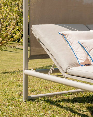 Lettino daybed "Konnor" baldacchino prendisole ad isola per giardino e piscina, reclinabile con tende