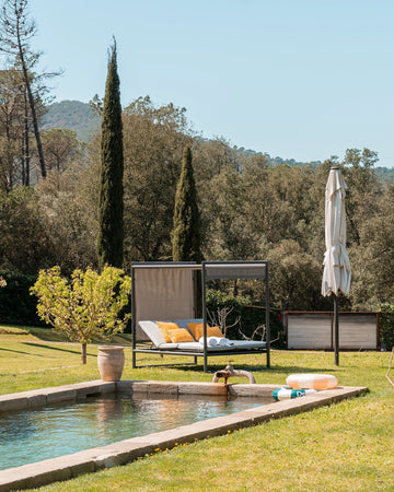 Lettino daybed "Konnor" baldacchino prendisole ad isola per giardino e piscina, reclinabile con tende