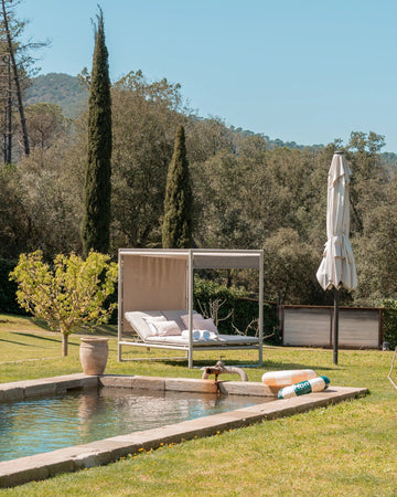Lettino daybed "Konnor" baldacchino prendisole ad isola per giardino e piscina, reclinabile con tende