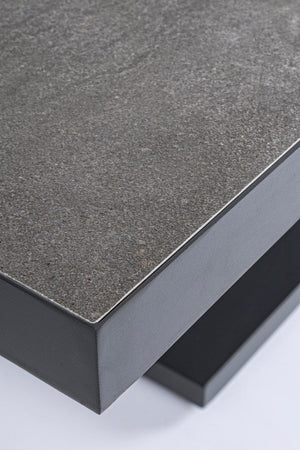 Tavolino "Truman" con struttura in alluminio, con piano in ceramica, altezza regolabile