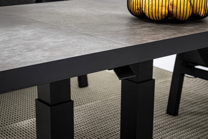 Tavolino "Truman" con struttura in alluminio, con piano in ceramica, altezza regolabile