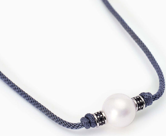 MABINA---Collana-in-argento-con-cordino-blu-e-perla-bianca-TROPICAL