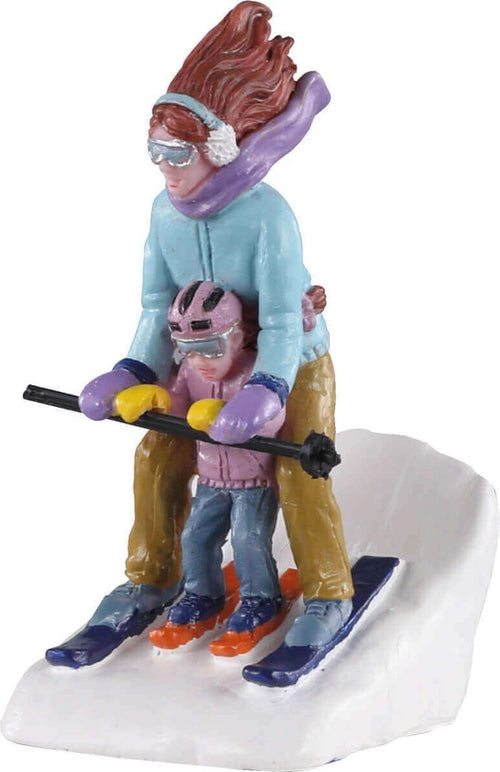 Mamma e figlia che sciano, personaggi per villaggio di Natale in poliresina Casa e cucina/Decorazioni per interni/Addobbi e decorazioni per ricorrenze/Decorazioni natalizie/Oggettistica MagiediNatale.it - Altamura, Commerciovirtuoso.it