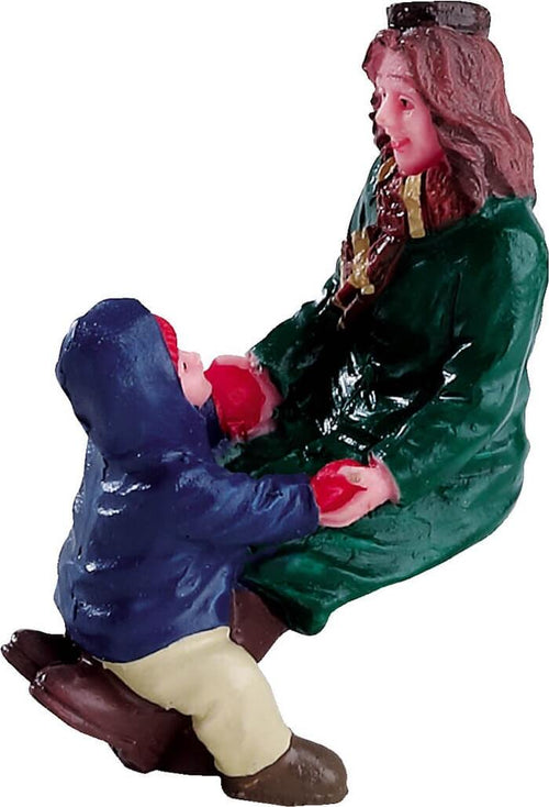 Mamma e figlio sulla panchina, personaggio per villaggio di Natale in poliresina Casa e cucina/Decorazioni per interni/Addobbi e decorazioni per ricorrenze/Decorazioni natalizie/Oggettistica MagiediNatale.it - Altamura, Commerciovirtuoso.it