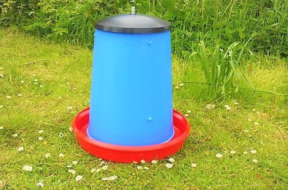 Mangiatoia-in-plastica-per-avicoli,-capacità-20-kg
