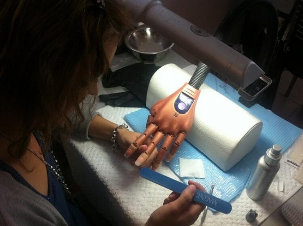MANO FINTA PER PRATICA NAIL ART ESTETISTA SUPPORTO TAVOLO UNGHIE FINTE GEL TIPS Bellezza/Manicure e pedicure/Strumenti e accessori/Accessori per Nail Art/Kit di decorazione Trade Shop italia - Napoli, Commerciovirtuoso.it