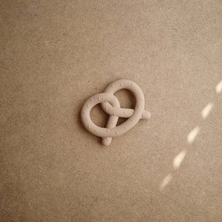 Massaggiagengive-Mushie-Pretzel-Natural