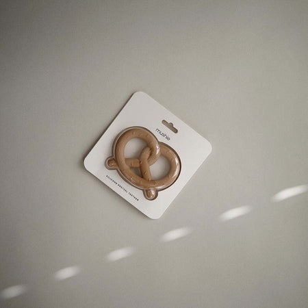 Massaggiagengive-Mushie-Pretzel-Natural