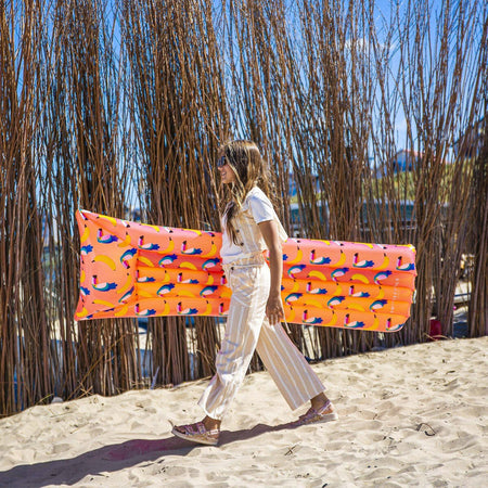 MATERASSINO DA SPIAGGIA SWIM ESSENTIALS TUCANO E BANANA Giochi e giocattoli/Sport e giochi all'aperto/Giochi aquatici e piscine per bambini/Canotti e gonfiabili galleggianti La Casa Del Bebè - Napoli, Commerciovirtuoso.it