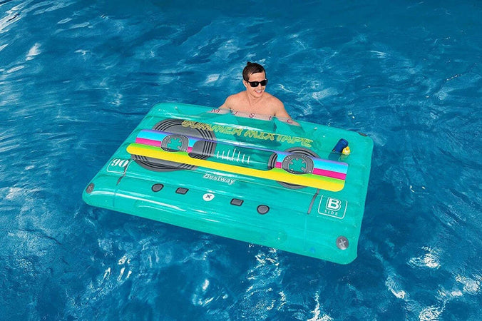 Materassino Gonfiabile Retro Beats Fashion Cassetta 174x117cm Portaoggetti 43649 Giochi e giocattoli/Sport e giochi all'aperto/Giochi aquatici e piscine per bambini/Canotti e gonfiabili galleggianti Trade Shop italia - Napoli, Commerciovirtuoso.it