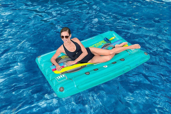 Materassino Gonfiabile Retro Beats Fashion Cassetta 174x117cm Portaoggetti 43649 Giochi e giocattoli/Sport e giochi all'aperto/Giochi aquatici e piscine per bambini/Canotti e gonfiabili galleggianti Trade Shop italia - Napoli, Commerciovirtuoso.it