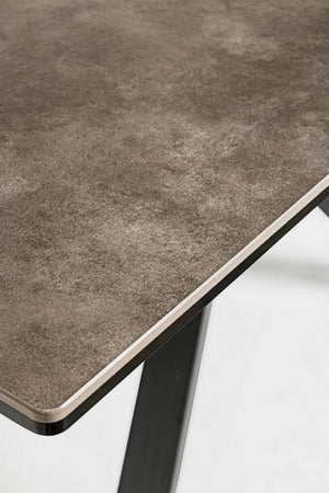 Tavolo Messier struttura in acciaio verniciato, piano in ceramica con supporto in vetro temperato