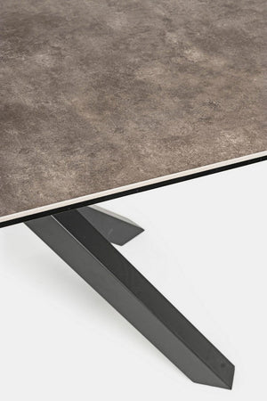 Tavolo Messier struttura in acciaio verniciato, piano in ceramica con supporto in vetro temperato