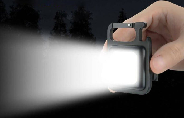 Mini-torcia-led-ricaricabile-multifunzione-con-4-modalità-di-illuminazione-portachiavi-apribottiglie-e-supporto-magnetico