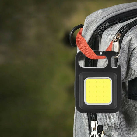 Mini-torcia-led-ricaricabile-multifunzione-con-4-modalità-di-illuminazione-portachiavi-apribottiglie-e-supporto-magnetico