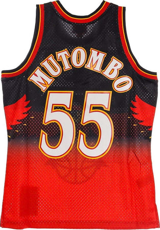 MITCHELL-&amp;-NESS-Canotta-Basket-Uomo-Nba-Swingman-Jersey-Hardwood-Classics-No-55-Dikembe-Mutombo-1996-97-Atlhaw-Road-Original-Team-Colors-da-uomo