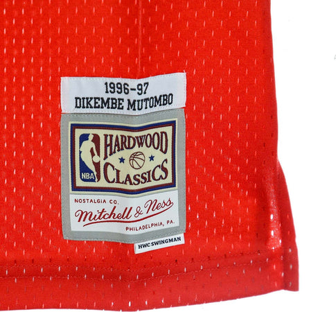 MITCHELL-&amp;-NESS-Canotta-Basket-Uomo-Nba-Swingman-Jersey-Hardwood-Classics-No-55-Dikembe-Mutombo-1996-97-Atlhaw-Road-Original-Team-Colors-da-uomo