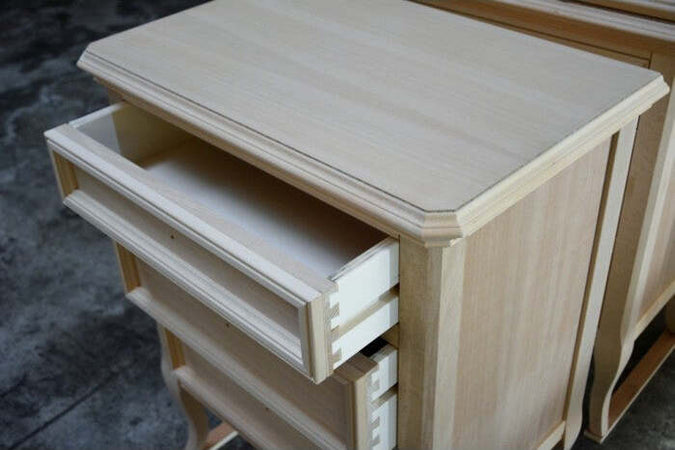 MOBILI-2G---COMODINO-CLASSICO-3-CASSETTI-IN-LEGNO-GREZZO-L.55-P.36-H.70