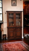 MOBILI-2G---Cristalliera-classica-2-porte-legno-tinta-noce-117x46x220