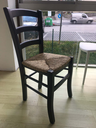 MOBILI-2G---SET-02-SEDIE-IN-LEGNO-MASSELLO-FINITURA-ANILINA-NERO/PAGLIA