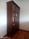 MOBILI-2G---VETRINA-2-PORTE-4-CASSETTI-ARTE-POVERA-LEGNO-TINTA-NOCE-119X40X185