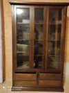 MOBILI-2G---VETRINA-2-PORTE-4-CASSETTI-ARTE-POVERA-LEGNO-TINTA-NOCE-119X40X185