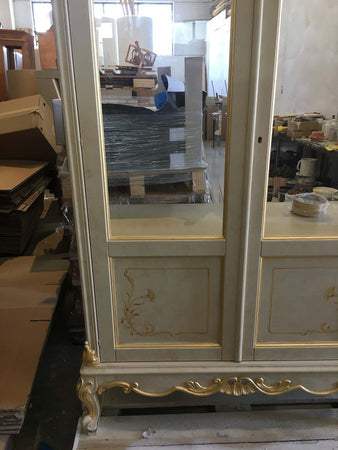 MOBILI-2G---VETRINA-IN-LEGNO-2-PORTE-IMPERO-FINITURA-BIANCO/ORO-MISURA-L.114-P.46-H.217