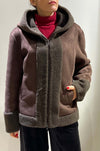 Montone-marrone-corto-con-zip-e-cappuccio
