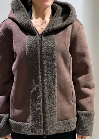 Montone-marrone-corto-con-zip-e-cappuccio