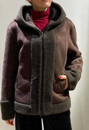 Montone-marrone-corto-con-zip-e-cappuccio