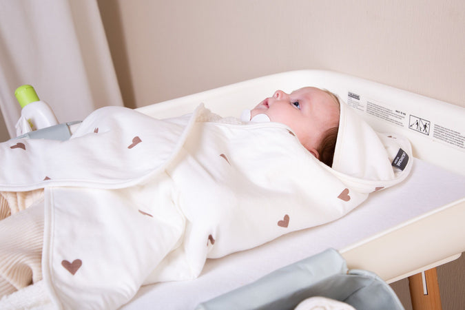 Accappatoio Mantella con Cappuccio Childhome + Manopola Jersey Cuori