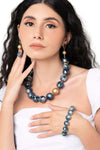 MYA-ACCESSORIES-|-Collana-girocollo-con-sfere-dalle-nuances-blu