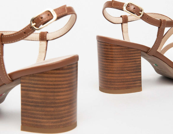 Nero-Giardini-sandalo-cognac-E410442D329