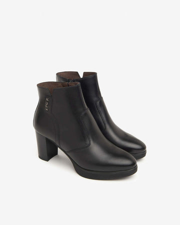 Nerogiardini Stivali donna tronchetti in pelle con tacco I411200D100 Nero