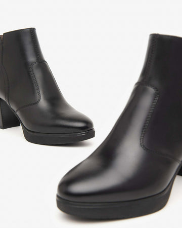 Nerogiardini Stivali donna tronchetti in pelle con tacco I411200D100 Nero