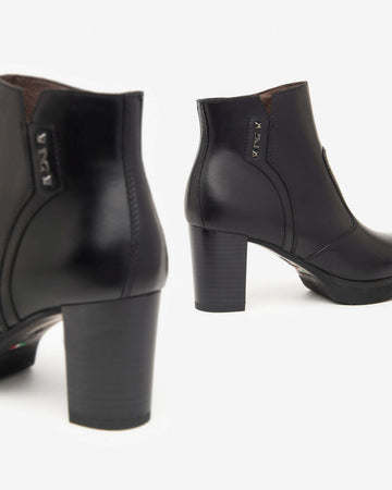 Nerogiardini Stivali donna tronchetti in pelle con tacco I411200D100 Nero