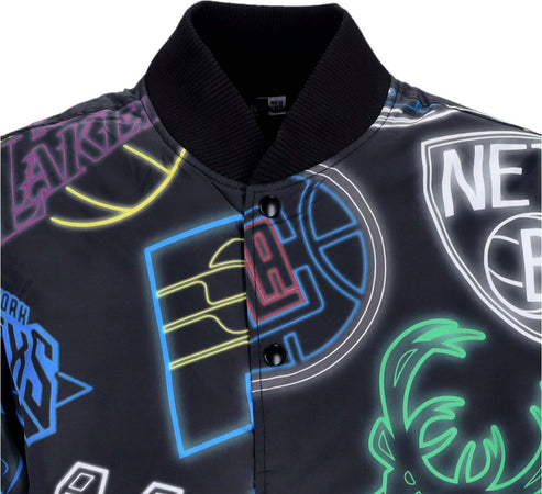 NEW-ERA-Giubbotto-Bomber-Uomo-Nba-All-Over-Print-Bomber-Black/multi-da-uomo