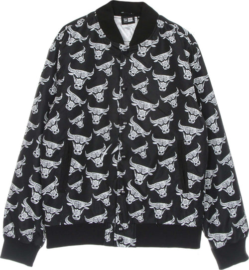 NEW-ERA-Giubbotto-Bomber-Uomo-Nba-All-Over-Print-Distressed-Logo-Bomber-Jacket-Chibul-Black-da-uomo