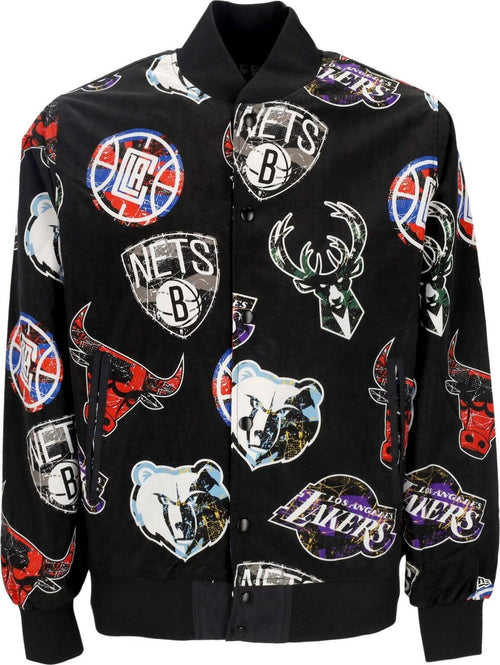 NEW-ERA-Giubbotto-Bomber-Uomo-Nba-All-Over-Print-Team-Logo-Bomber-Black/front-Door-Red-da-uomo