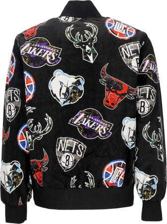 NEW-ERA-Giubbotto-Bomber-Uomo-Nba-All-Over-Print-Team-Logo-Bomber-Black/front-Door-Red-da-uomo
