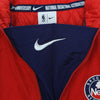 NIKE-NBA-Giaccone-Infilabile-Uomo-Nba-Courtside-Premium-Jacket-Bronet-University-Red/blue-Void/white-da-uomo