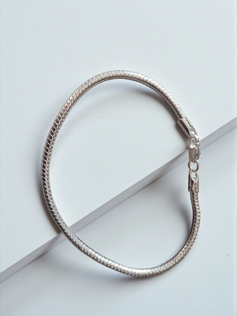 ✨ Descrizione: Set in stile Y2K composto da: ? Bracciale in argento 925 con design osso di serpente, misura 19 cm, lucente, raffinato e perfetto da abbinare ad altri accessori. ? Orecchini in acciaio con pietra nera, dal fascino elegante e retrò, per