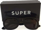 Occhiali Da Sole Uomo Super by Retrosuperfuture Montatura Nera Spessa Squadrata Con Inserti Metallici Color Oro Con Astuccio A Sacco Morbido E Panno Per Pulizia Moda/Uomo/Accessori/Occhiali e accessori/Occhiali da sole Ideart - Valdilana, Commerciovirtuoso.it