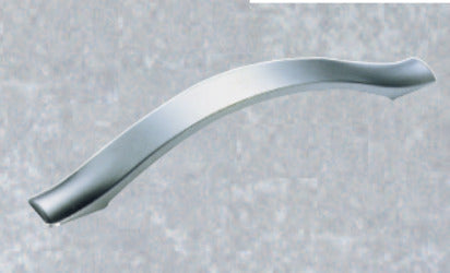 ORECA---1-MANIGLIA-PIATTA-AD-ARCO-IN-ZAMA-SATINATA-133X96-mm
