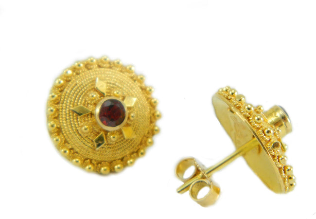 Orecchini filigrana sarda bottone in oro giallo e pietra rossa Realizzati a mano