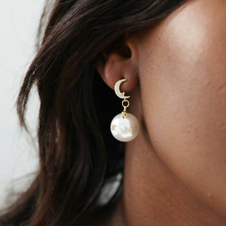 Orecchini Donna Ipoallergenici Con Simil Perla E Cristalli Di Zirconia Incastonati A Forma Di Luna E Stelle Con Chiusura A Farfalla 1,5x3,7 Cm In Argento Sterling, Ottone E Placcati Oro 14ct Moda/Donna/Gioielli/Orecchini MesmerizeD - Porto Sant’Elpidio, Commerciovirtuoso.it