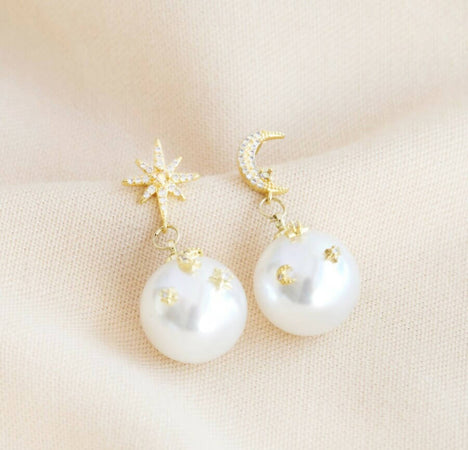 Orecchini Donna Ipoallergenici Con Simil Perla E Cristalli Di Zirconia Incastonati A Forma Di Luna E Stelle Con Chiusura A Farfalla 1,5x3,7 Cm In Argento Sterling, Ottone E Placcati Oro 14ct Moda/Donna/Gioielli/Orecchini MesmerizeD - Porto Sant’Elpidio, Commerciovirtuoso.it