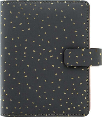 Organiser Confetti - f.to Personal - 187 x 153 x 40 mm - con cinturino - nero - Filofax Cancelleria e prodotti per ufficio/Archivio ufficio e accessori per scrivania/Archivio ufficio/Portablocchi e portamoduli Eurocartuccia - Pavullo, Commerciovirtuoso.it